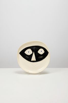 une assiette en noir et blanc sur laquelle est représenté un raton laveur