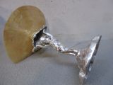 un bougeoir en argent contenant une bougie