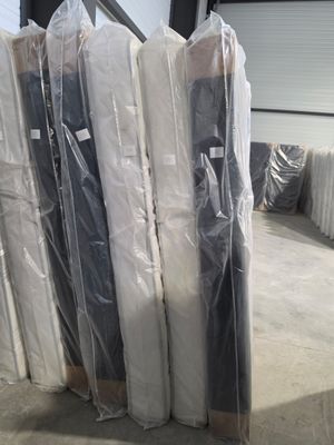 une grande pile de matelas dans un entrepôt
