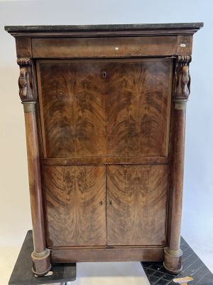 une armoire ancienne en bois avec un plateau en marbre