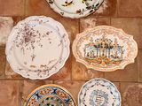 quatre assiettes posées par terre, ornées de motifs différents