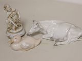 une figurine représentant un homme et une vache posée sur une table