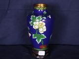 un vase bleu orné de fleurs blanches sur fond noir