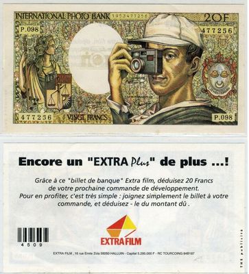 une photo d'une photo d'un homme en train de prendre une photo avec un appareil photo