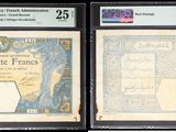 Trois types de monnaies différents sont exposés dans une vitrine