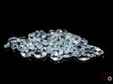 un tas de diamants sur une surface noire