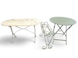 deux tables et une chaise placées les unes à côté des autres