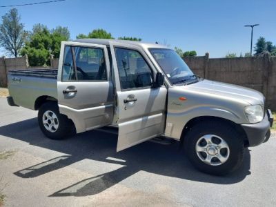 un pick-up argenté garé sur un parking