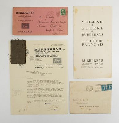 Plusieurs vieilles lettres et enveloppes sont disposées sur une surface blanche