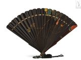un ventilateur entouré d'une chaîne
