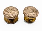 une paire de boutons de porte anciens en laiton sur fond blanc