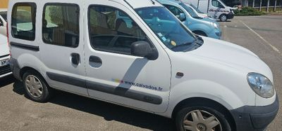 une petite camionnette blanche garée sur un parking