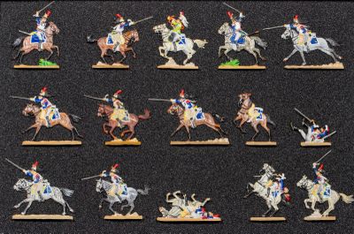 de nombreuses figurines représentant des hommes à cheval