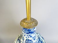 Vase en faïence de Delft, à décor floral bleu sur fond blanc… (photo 4)