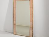 une image représentant un miroir dans une pièce aux murs blancs