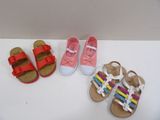 trois paires de chaussures sont alignées sur une surface blanche
