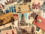 de nombreuses cartes postales anciennes posées sur une table