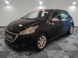 une voiture noire est garée sur le sol en damier d'un garage