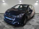 la petite voiture bleue est garée dans une grande pièce
