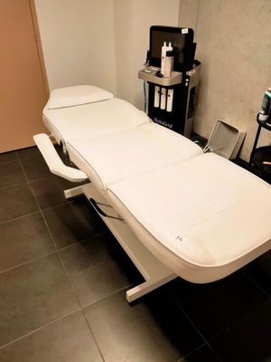 une photo d'une table de massage dans une pièce