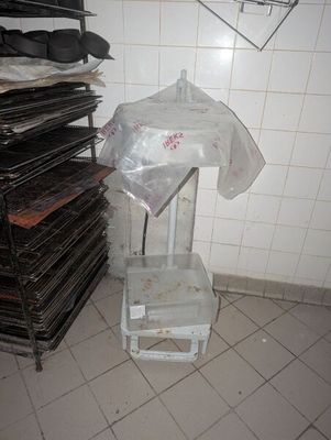 Lot comprenant un support de poubelle et un lot d'ustensiles… - Photo 1