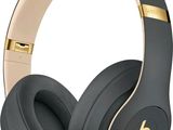une paire d'écouteurs « Beats on Ear » sur fond blanc