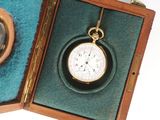 une petite boîte en bois contenant une montre de poche