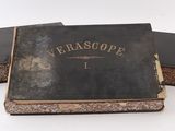 deux vieux livres posés l'un sur l'autre sur une table