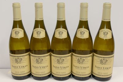 six bouteilles de vin sont alignées sur une table