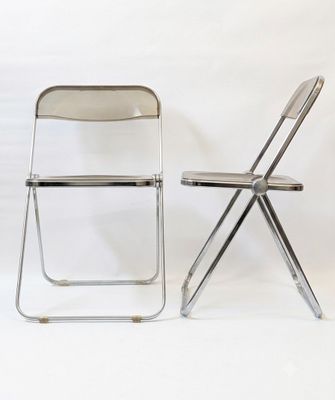 une paire de chaises pliantes chromées sur fond blanc