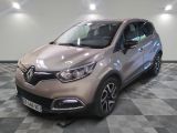 l'avant d'une voiture argentée sur un sol à damier