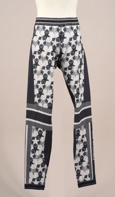 un pantalon à imprimé floral blanc et noir sur un mannequin, un mannequin, un mannequin, un mannequin, un mannequin, un mannequin, un mannequin, un mannequin, un mannequin, un mannequin, un mannequin, un mannequin, un mannequin, un mannequin, un mannequin, un mannequin, un mannequin, un mannequin, un mannequin, un mannequin, un mannequin, un mannequin, un mannequin, un mannequin, un mannequin, un mannequin, un mannequin, un mannequin, un mannequin, un mannequin, un mannequin, un mannequin, un