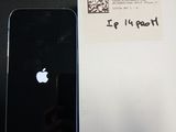 un iPhone noir posé à côté d'une feuille blanche sur un bureau