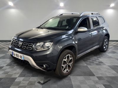la dacia grise est garée sur un carrelage en damier