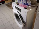 une machine à laver dans un coin de la pièce
