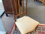 une chaise posée sur un tapis dans une pièce