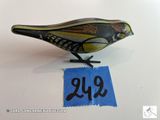 un oiseau posé sur une table, avec une étiquette de prix