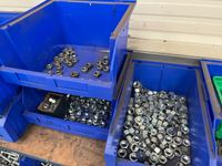 cinq étagères métalliques à 2 niveaux, 140x50, avec leur con… (photo 5)