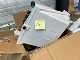 une pile de cartons et un réfrigérateur dans un garage
