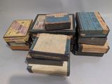 plusieurs vieux livres empilés sur une table