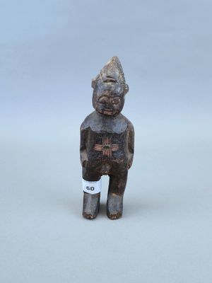 statue d'un homme portant un chapeau et tenant une pancarte à la main