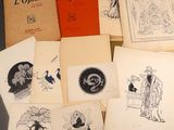 un assortiment de vieux livres illustrés, posés sur une table
