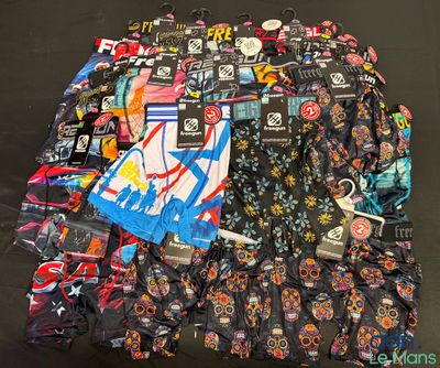 un tas de vêtements et d'autres objets posés sur une table