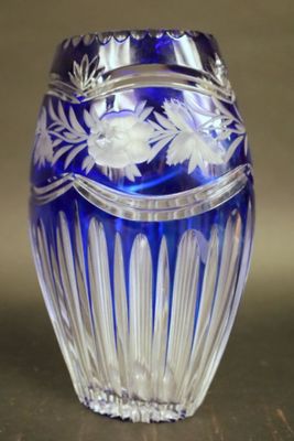 un vase en verre avec un motif bleu et blanc