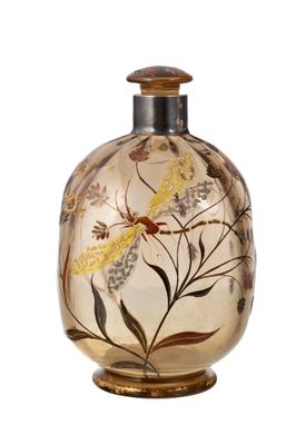 une image représentant un vase en verre sur lequel est posée une libellule