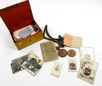 une boîte en bois contenant un paquet de cartes et une paire de ciseaux