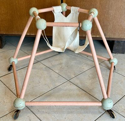 332 / CH-C6 / Trotteuse ancienne en bois de forme pent…