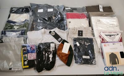 de nombreux types de vêtements différents posés sur une table