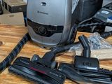 un aspirateur posé sur une table