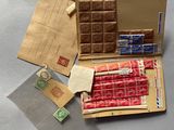 une boîte de chocolats et un paquet de bonbons posés sur une table